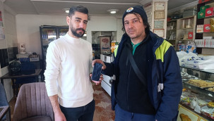 Cep telefonunun sahibini, astığı yazı ile buldu