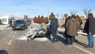 Hurdaya dönen otomobilden burnu bile kanamadan çıktı