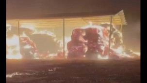 Sıçrayan kıvılcımlar, çiftlikteki saman balyalarını yaktı