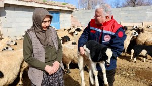 Besicilik yaparak 4 çocuğunu okutan aileyi ziyaret