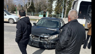 Karaman'da iki otomobil kavşakta çarpıştı