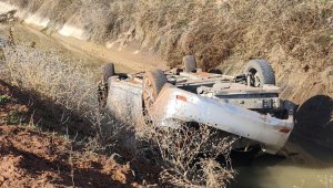 Kanala düşen otomobilde baba ve kızı yaralandı