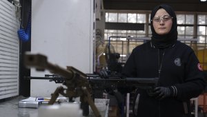 Mühendis Ümmügülsüm, Mehmetçik'in silahını test ediyor