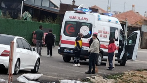 Otomobilin çarptığı kamyonetin yükü yola savruldu