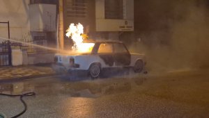 Park halindeki otomobil yandı