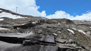 Sağanak sonrası köy yolu çöktü