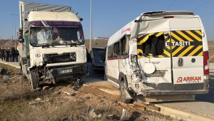 TIR, 4 araca çarptı; 12 yaralı