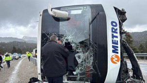 Yağmurda kayganlaşan yolda otobüs devrildi: 2'si ağır 15 yaralı