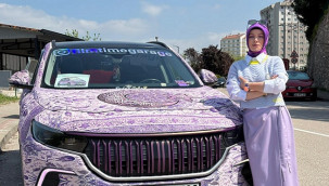 Otomobilini Türk motiflerinin yer aldığı mor renkli halıyla kapladı