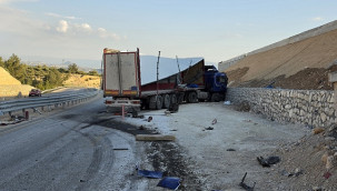 TIR'daki mermerler, otomobildekilerin üzerine düştü: 1 ölü, 3 yaralı