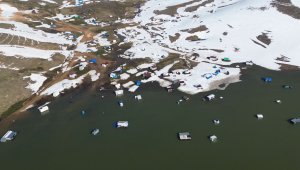Kar eriyince karavan ve çadırlar su altında kaldı