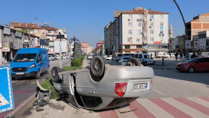 Karaman'da refüje çarpan otomobil ters döndü