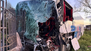 Yolcu otobüsü, TIR'a çarptı: 1 ölü, 8 yaralı