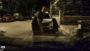 Komşusunun otomobiline tuğlayla zarar verdi