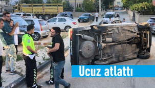Karaman'da bahçe duvarına çarpan otomobil yola devrildi