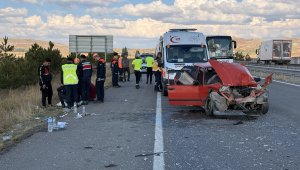 Otomobil TIR'a çarptı: 2'si çocuk 6 yaralı