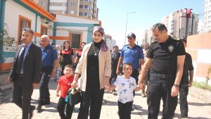 Şehit polisin oğlunu okula Emniyet Müdürü götürdü