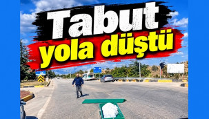 Seyir halindeki cenaze nakil aracından yola tabut düştü