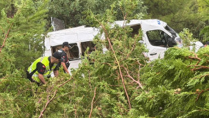 Silifke'de minibüs bahçeye yuvarlandı: 1'i ağır, 17 yaralı