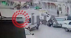 Kamyonetin 2 kişiye çarpma anı kamerada