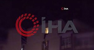 Ölümüne engel olan polisi bıçakladı