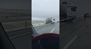 TIR kayarak orta refüje çıktı