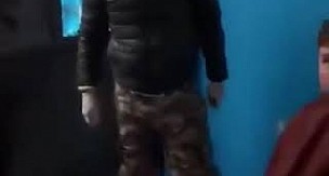 Sanayide kaçak tıraş yapan berber polise yakalandı